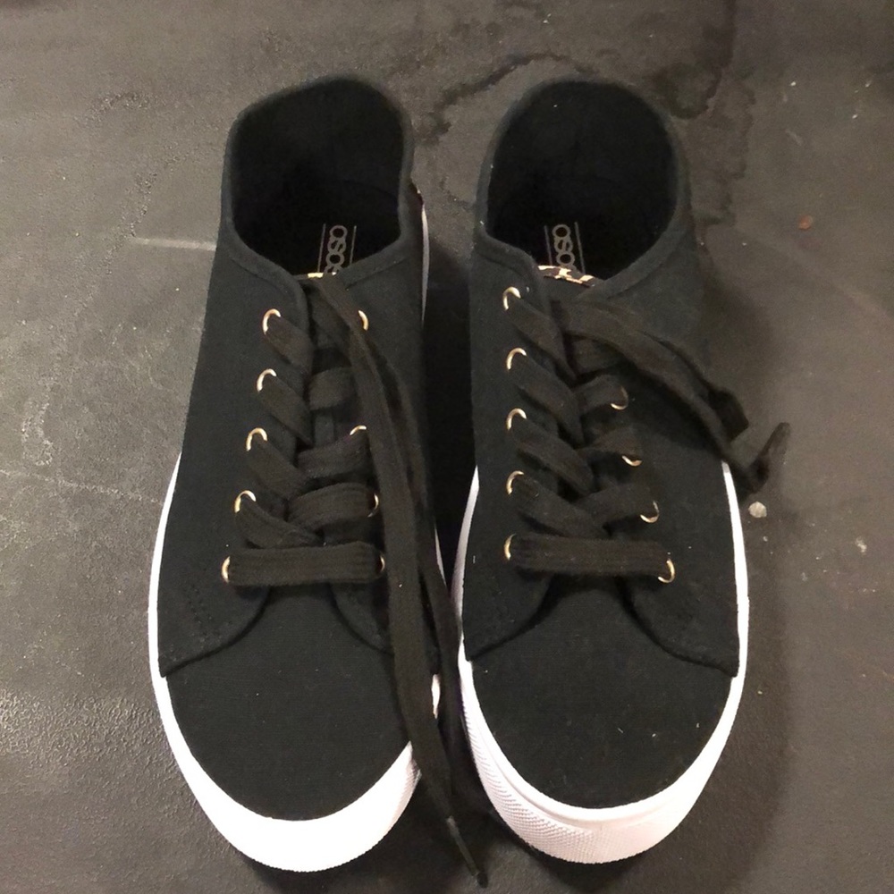 Black sneakers with leopard print detail